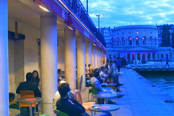 25 Degré Est - Bar | Café | French Restaurant in Paris.