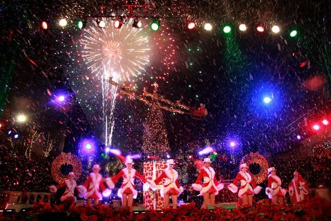 photo of the grove s christmas tree lighting 2015 3 of 8 photo of the grove s christmas tree lighting 2015 3 of 8