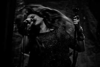 Betsy Kingston & The Crowns 
