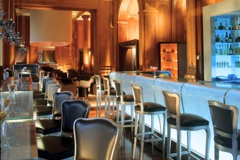 Le Bar du Plaza Athénée - Hotel Bar in Paris.