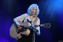Emmylou-harris_s210x140