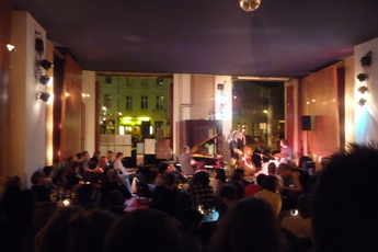 Berlin bar single party